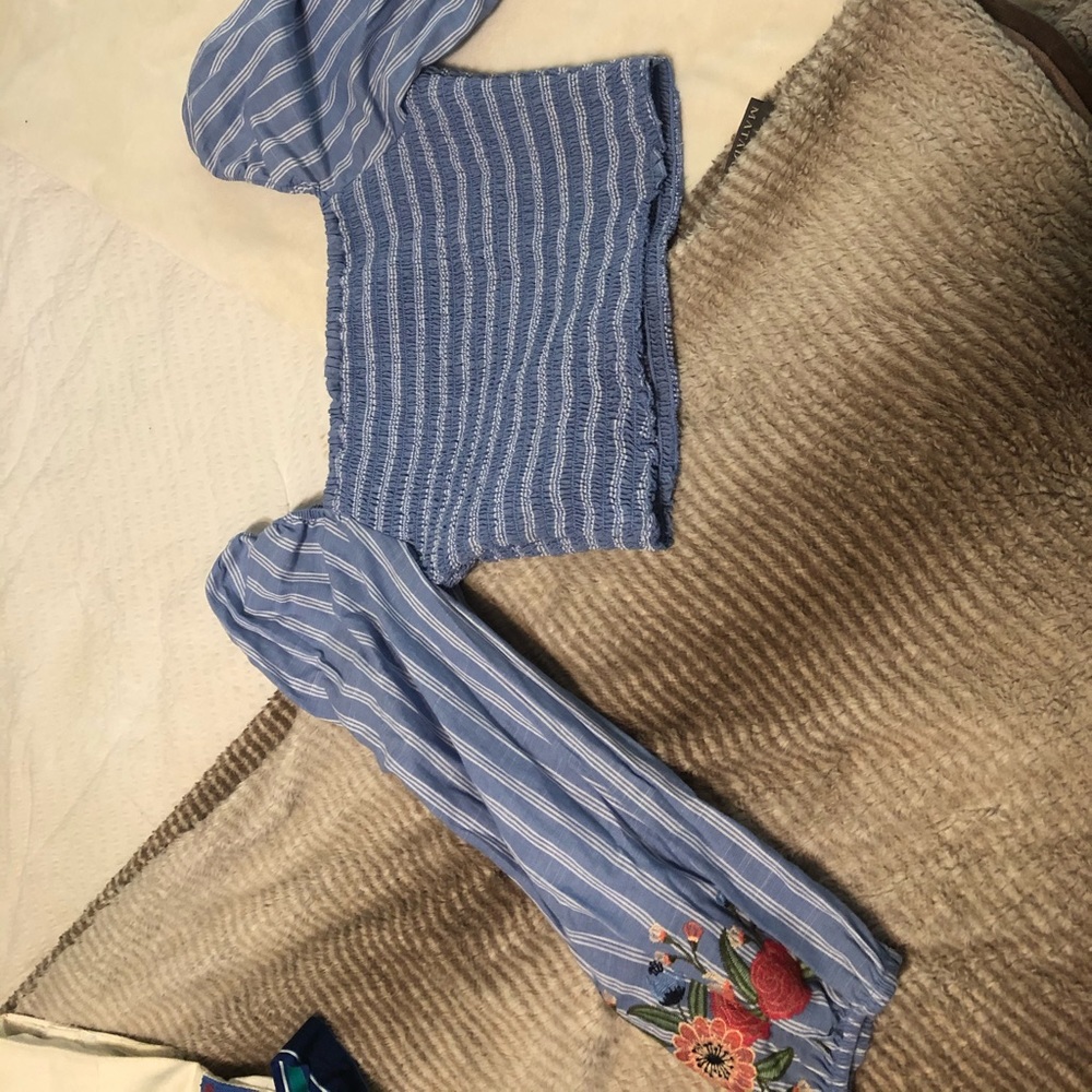 Off the shoulder, embroidered, ribbed top